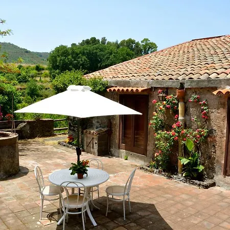 Bonaccorso - Antica E Maestosa Con Piscina Ai Piedi Dell'etna ויאגרנדה